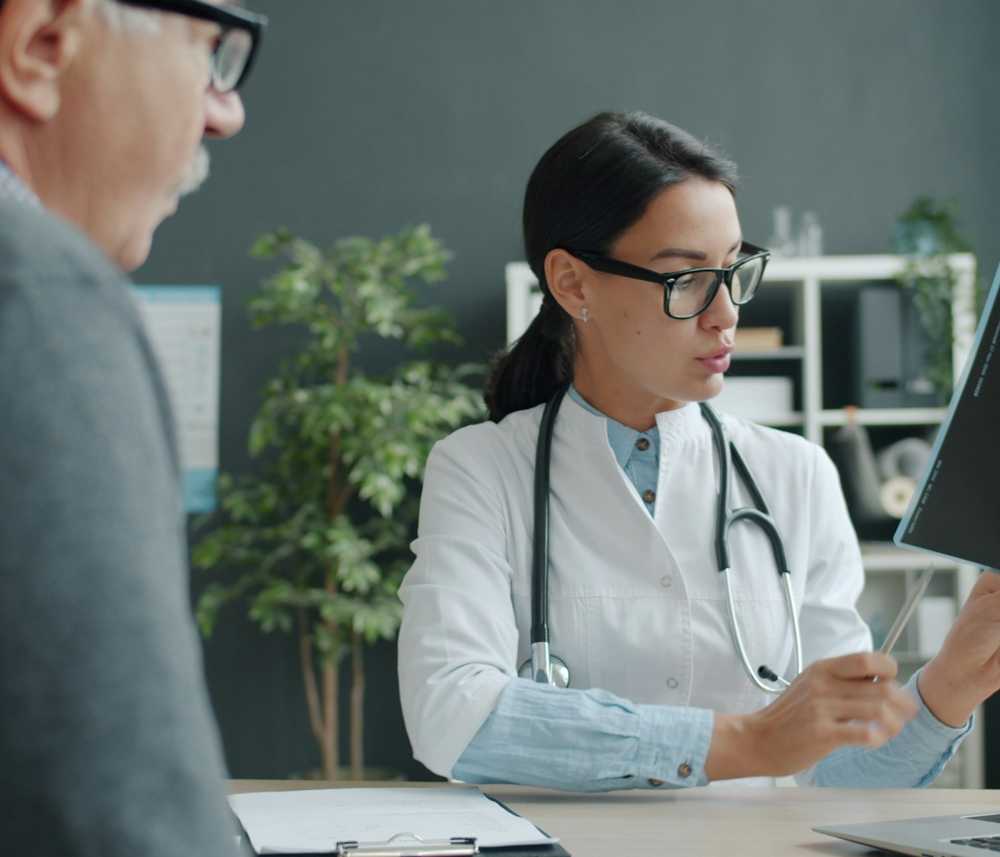 Profesional de salud conversando con un paciente durante una consulta