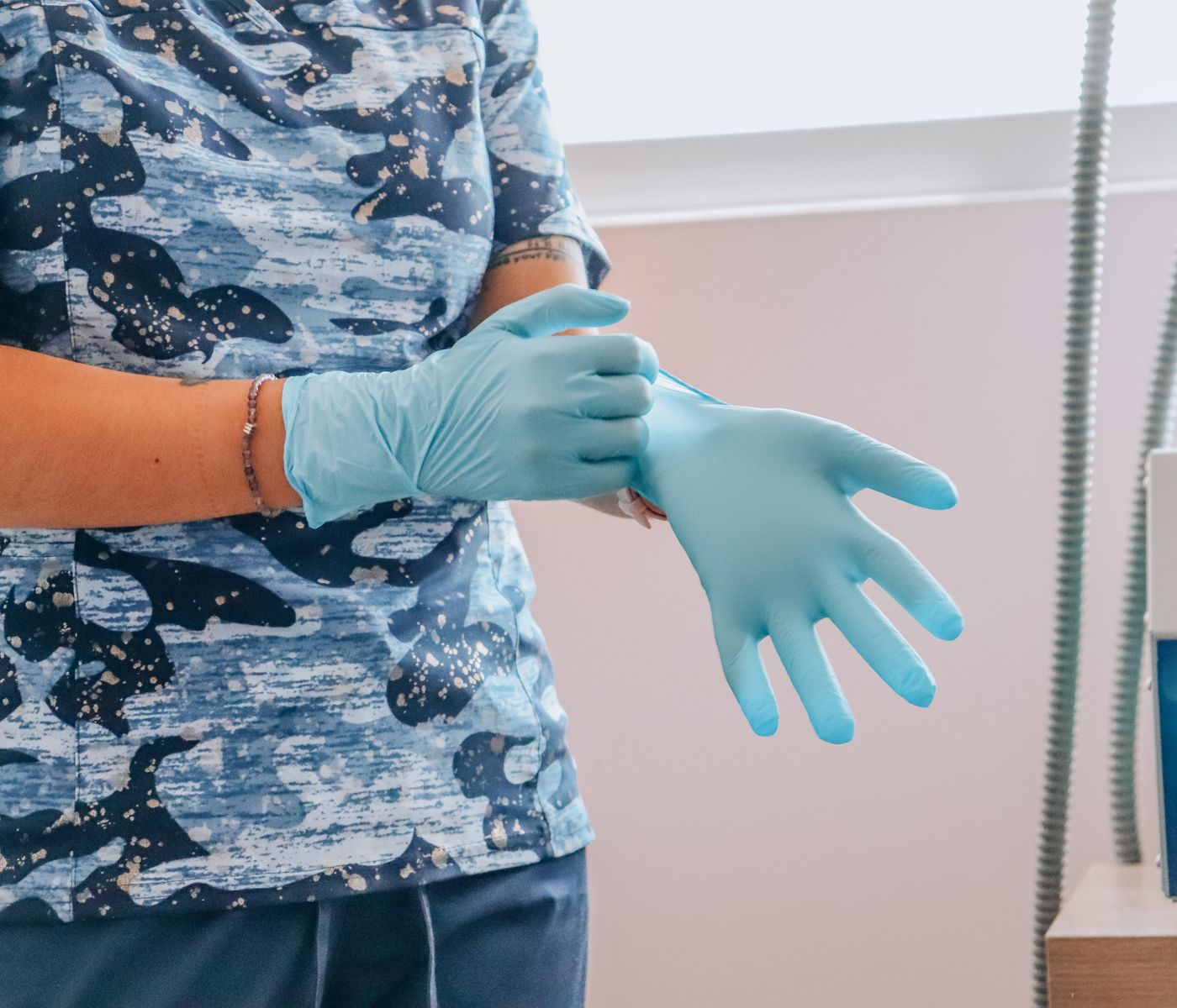 Profesional de salud preparándose para una atención en Machalí, Chile